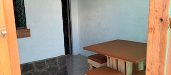 COTTAGE CALLE REAL 5 minutes from downtown!