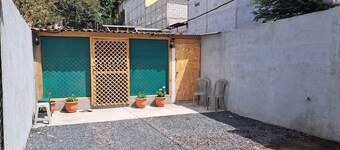 COTTAGE CALLE REAL 5 minutes from downtown!