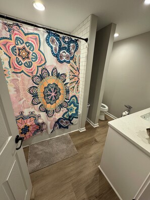 Sèche-cheveux, serviettes fournies, savon, papier toilette