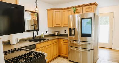 Family Fun! Pool, Fire Pit, Huge Yard Near SUNY Albany & Attractions