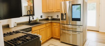 Family Fun! Pool, Fire Pit, Huge Yard Near SUNY Albany & Attractions