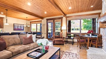 Studio (3 Bedrooms) | Living room | TV