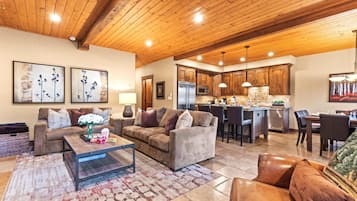 Townhome, 3 Bedrooms (Hot Tub, Ground Floor, (BCT-501)) | Living room | TV
