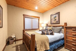 Estudi (3 Bedrooms) | 3 dormitoris i espai de treball apte per a portàtils 