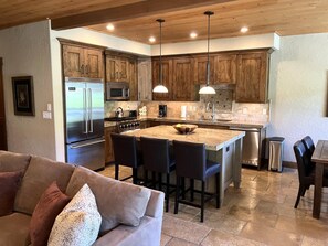 Monolocale (3 Bedrooms) | Cucina privata | Frigorifero, microonde, forno, piano cottura
