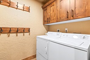 Studio (3 Bedrooms) | Laundry room