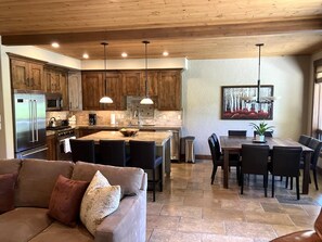 Studio (3 Bedrooms) | Dining