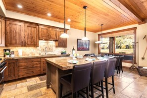 Studio (3 Bedrooms) | Dapur pribadi | Lemari es, microwave, oven, dan kompor