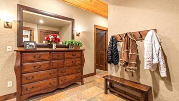 3 bedrooms, laptop workspace, iron/ironing board, bed sheets