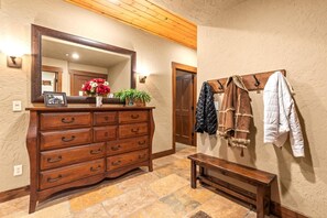 Studio (3 Bedrooms) | 3 Schlafzimmer, laptopgeeigneter Arbeitsplatz, Bügeleisen/Bügelbrett