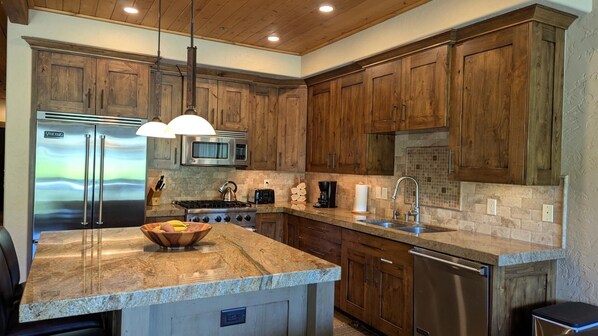 Studio (3 Bedrooms) | Private kitchen | Fridge, microwave, oven, stovetop
