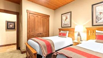 Studio (3 Bedrooms) | 3 bedrooms, laptop workspace, iron/ironing board, bed sheets