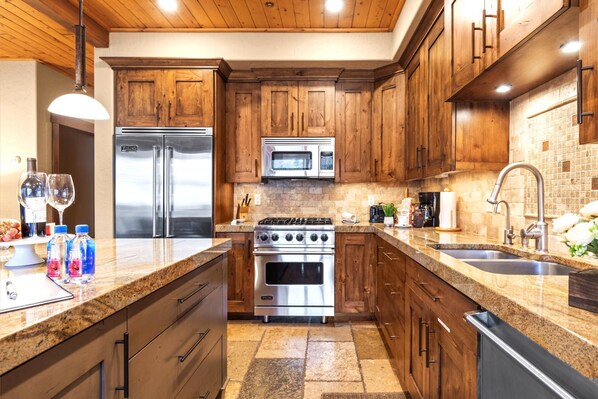 Studio (3 Bedrooms) | Cuisine privée | Réfrigérateur, micro-ondes, four, plaque de cuisson