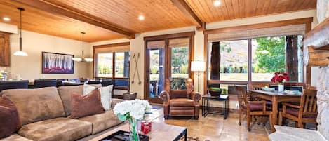 Studio (3 Bedrooms) | Living room