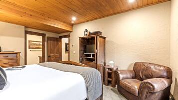 3 bedrooms, laptop workspace, iron/ironing board, bed sheets