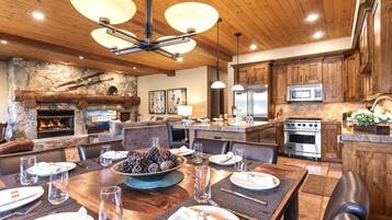 Studio (3 Bedrooms) | Dining