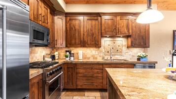 Estudio (3 Bedrooms) | Cocina privada | Refrigerador, microondas, horno y parrilla de estufa