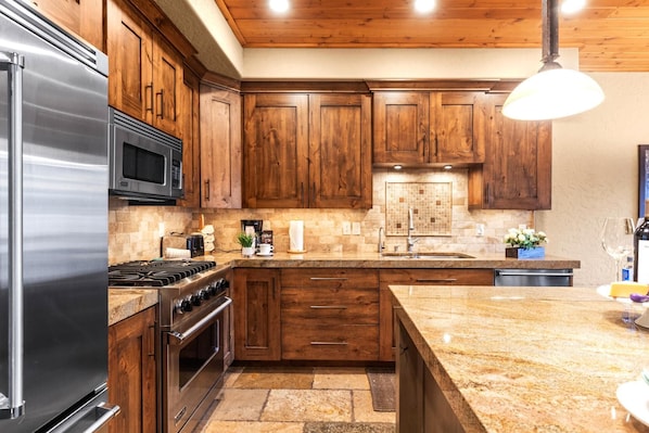 Estudio (3 Bedrooms) | Cocina privada | Frigorífico, microondas, horno y placa de cocina