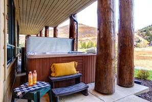 Studio (3 Bedrooms) | Badkamer | Een douche, designer toiletartikelen