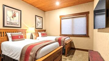 Studio (3 Bedrooms) | 3 kamar tidur, ruang kerja ramah laptop, dan setrika/meja setrika