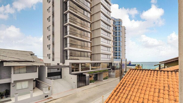 A modern residential building with a flat roof and a balcony. - Apt With BBQ 70m From the Beach - Mta0201 (Barra Velha)