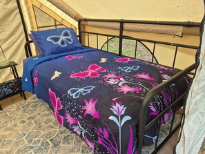 1 bedroom, bed sheets
