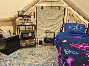 1 bedroom, bed sheets