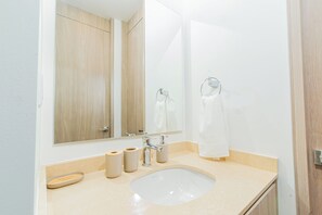 Serviettes fournies, savon, papier toilette