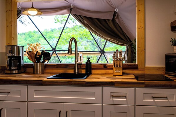 Fridge, microwave, coffee/tea maker, cookware/dishes/utensils - Valley View, Spectacular Dome (Pikeville)