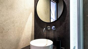 Ducha, secador de pelo, toallas