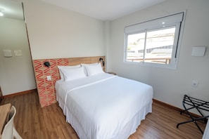 Economy Double Room, City View | Makan dalam bilik