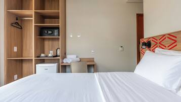 Quarto casal econômico, vista para a cidade | Opções para refeição no quarto