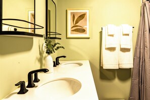 Douche, sèche-cheveux, serviettes fournies