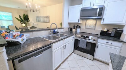 NEW 3 BR Charming Retreat for 8 • Fully Equipped • Minutes from Katy & Fulshear