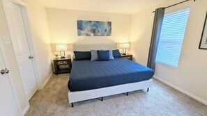 3 室のベッドルーム、デスク、アイロン / アイロン台、旅行用ベビーベッド