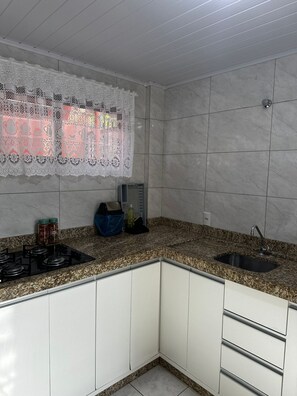 Kylskåp, mikrovågsugn, spishäll och mixer