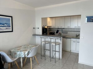 Kühlschrank, Mikrowelle, Ofen, Geschirrspüler