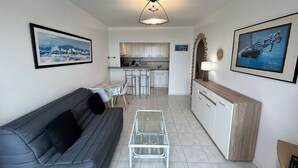A modern apartment with a living area, kitchen, and dining space. - Sea-view apartment in Erquy | 4 guests | Ref 600 (ERQUY)