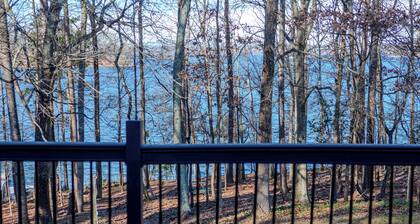 "Lake Lanier" Charming 1-bed house. Dock Access and Amazing Lake View! Private!