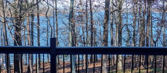 "Lake Lanier" Charming 1-bed house. Dock Access and Amazing Lake View! Private!