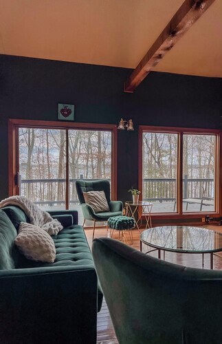  "Lake Lanier" Charming 1-bed house. Dock Access and Amazing Lake View! Private!