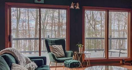 "Lake Lanier" Charming 1-bed house. Dock Access and Amazing Lake View! Private!