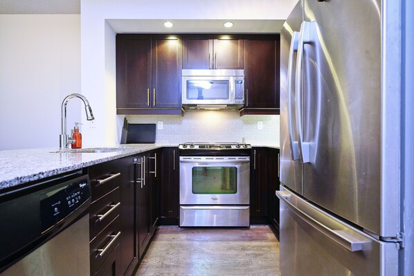 Full-sized fridge, microwave, oven, stovetop