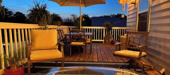 The Baycation Beach House, 10 min. Walk to Waveland Pier.2 blocks to Coleman Ave