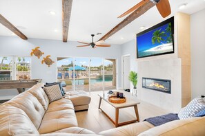 Smart TV, fireplace