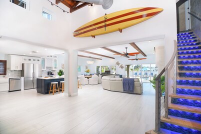 Walk to Beach  5BR Wtr, Pool, Dock, Golf Cart
