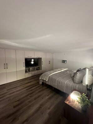 1 habitación, tabla de planchar con plancha, wifi y ropa de cama