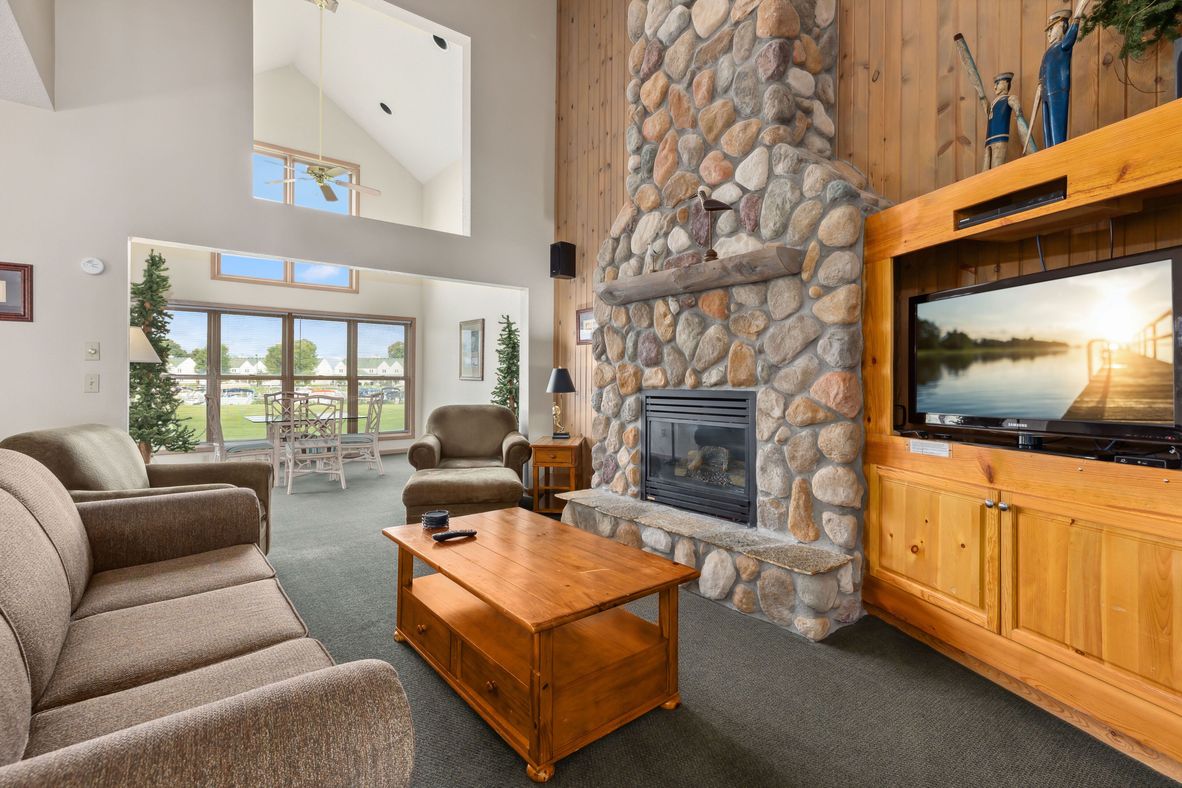 TV, fireplace