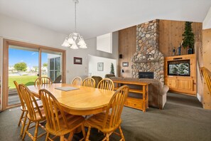 Dining - Lakeside Retreat Townhome w/ Golf Views (Onamia)