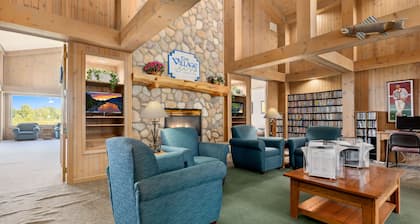 Lakeside Retreat Townhome w/ Golf Views